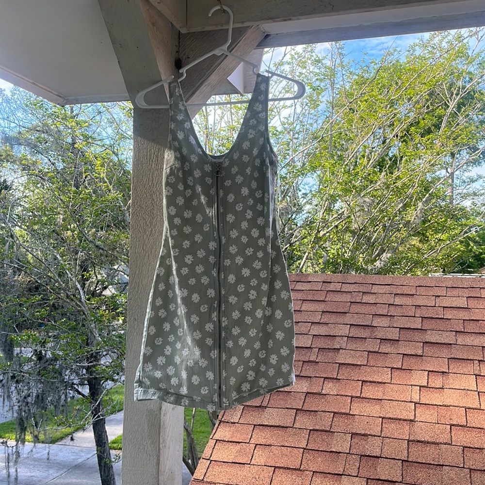 Small green+ white flower design ‘no boundaries’ dress